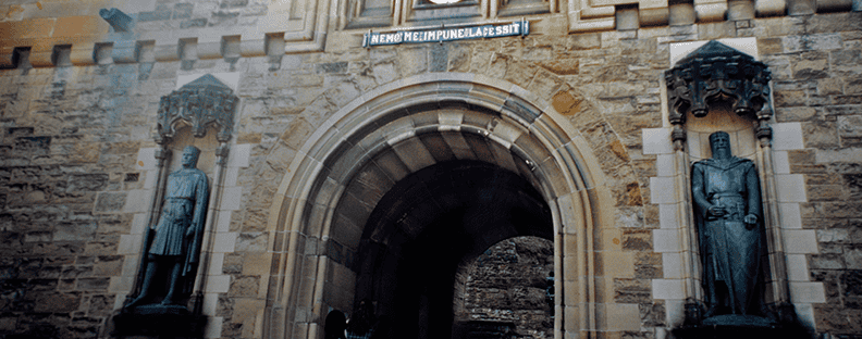 1 Edinburgh Castle, at the castle, the bronze statues of William Wallace and Robert Bruce.png