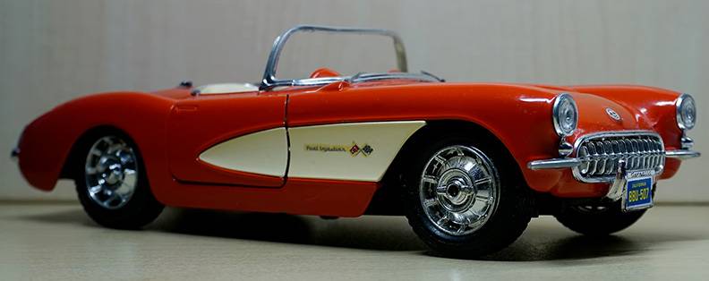 2 - Chevrolet Corvette 1957 (Burago).jpg