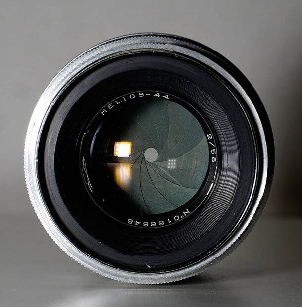 2 - Helios 44 (13-bladed, side).jpg