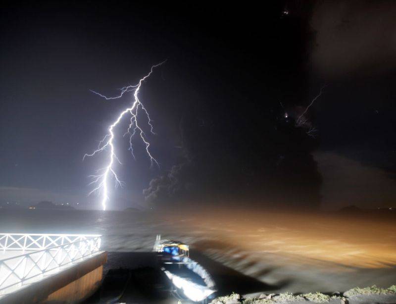 200112 Taal Volcano, Phils 3.jpg