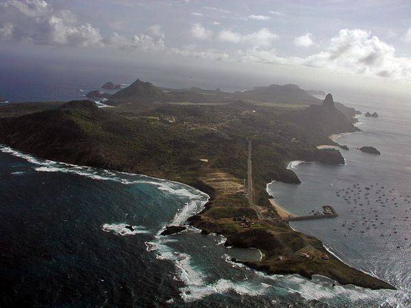 600px-Fernando_de_Noronha_-_vista_aera.jpg