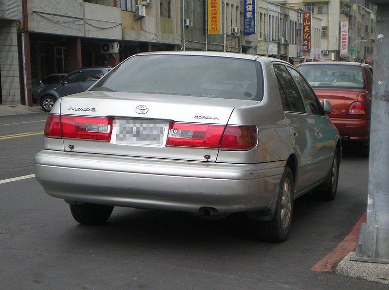 800px-TOYOTA_CORONA_PREMIO_TAIWAN_02.jpg