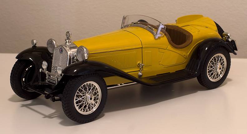 9 - Alfa Romeo 2300 Spider (1932) (Burago) (1-18).jpg