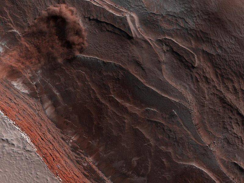 avalanche-north-pole-Mars-MRO-May-29-2019-800x600.jpg