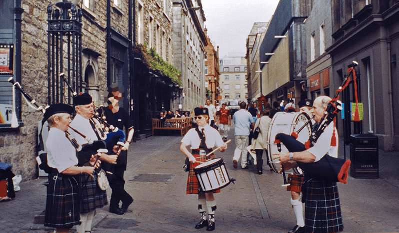 Edinburgh, Pipers in Edinburgh.png