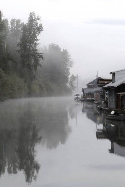 life.if.best.shared.with.friends.with.houseboats.jpg