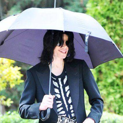 michael-jackson-with-umbrella.jpe